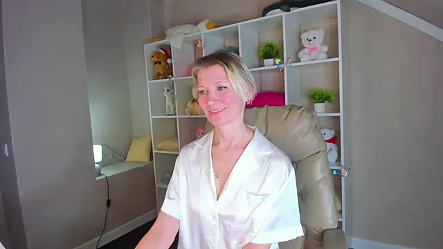 Julie Lucas online show from 03-03-26, 02:40