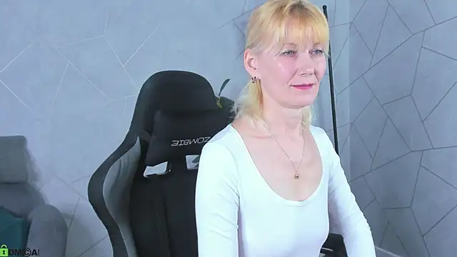 Julie Lucas online show from 04-23-26, 12:39