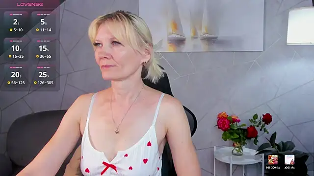 Snapshot of Julie_Lucas chatting on 07-09-26, 12:44 Julie Lucas online show from 07-09-26, 12:44
