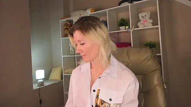 Julie Lucas online show from 03-02-26, 03:07