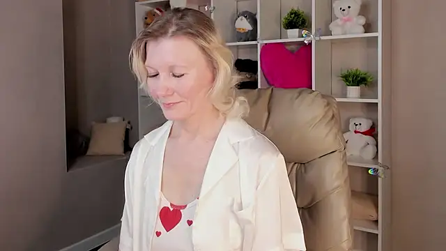 Julie Lucas online show from 03-10-26, 12:36