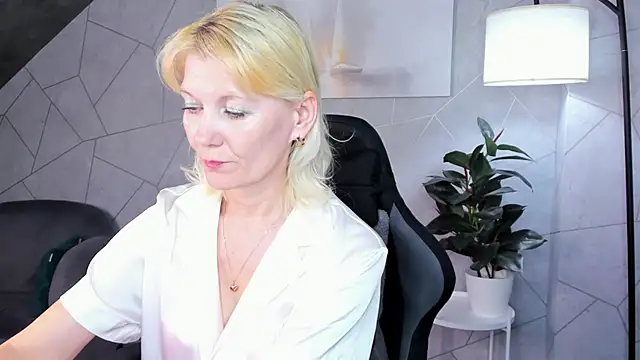 Julie Lucas online show from 06-04-26, 12:04