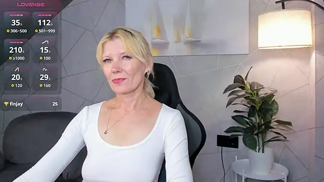 Snapshot of Julie_Lucas chatting on 07-03-26, 11:44 Julie Lucas online show from 07-03-26, 11:44