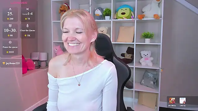 Snapshot of Julie_Lucas chatting on 07-14-26, 10:21 Julie Lucas online show from 07-14-26, 10:21