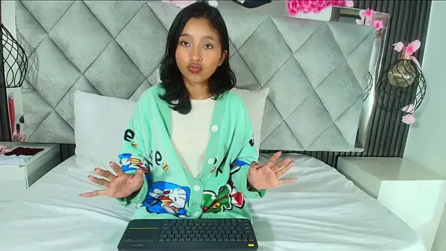 Real virgin Pussy online show from 05-26-26, 07:01