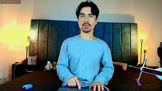 Ethan Briggs  online show from 04-11-26, 03:36