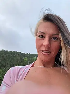 Snapshot of tastemecaroline chatting on 04-15-26, 11:49 tastemecaroline online show from 04-15-26, 11:49