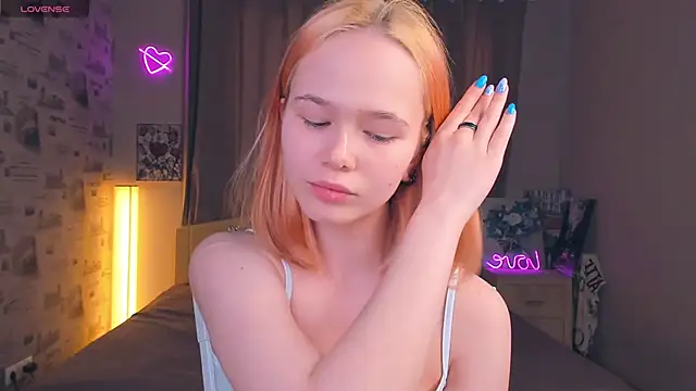 Snapshot of OwlLynn chatting on 02-22-26, 08:39 OwlLynn online show from 02-22-26, 08:39