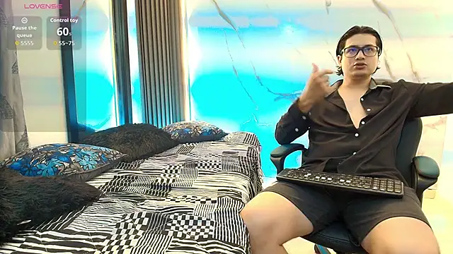 Danner Alaia online show from 02-04-26, 07:53