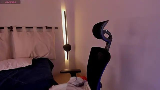 Snapshot of ella__olmos chatting on 02-10-26, 01:10 ella olmos online show from 02-10-26, 01:10