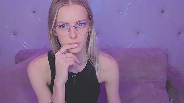 Snapshot of kittie_like18 chatting on 05-17-26, 12:54 kittie like18 online show from 05-17-26, 12:54