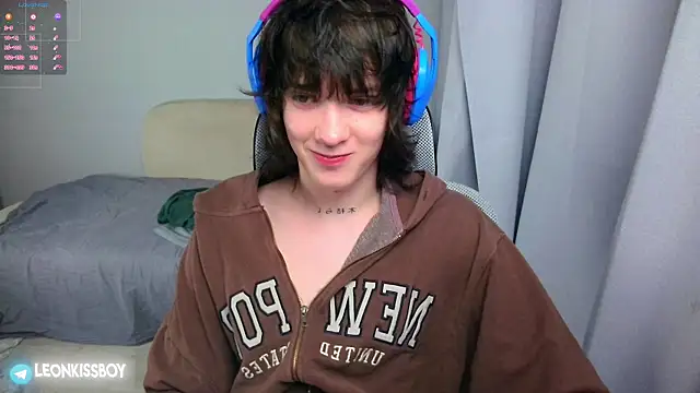 LeonBoykisser online show from 06-11-26, 06:49