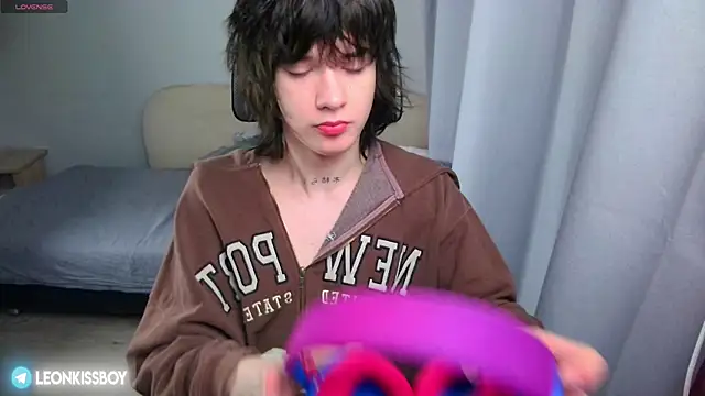 LeonBoykisser online show from 06-15-26, 12:12