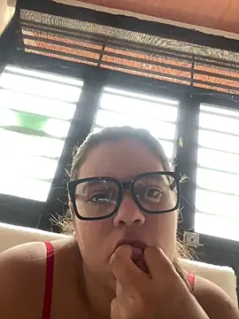 Snapshot of Julissa_x chatting on 02-13-26, 01:44 Julissa x online show from 02-13-26, 01:44