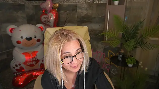 Snapshot of MiaRossy chatting on 02-17-26, 12:02 MiaRossy online show from 02-17-26, 12:02