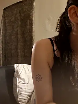 LadySn0w26 online show from 04-11-26, 02:30