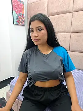 valenlopezz  online show from 05-08-26, 05:22