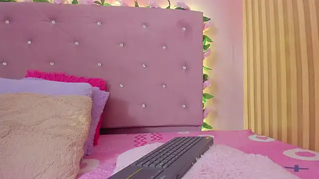 lovely  kiss   online show from 06-08-26, 06:19