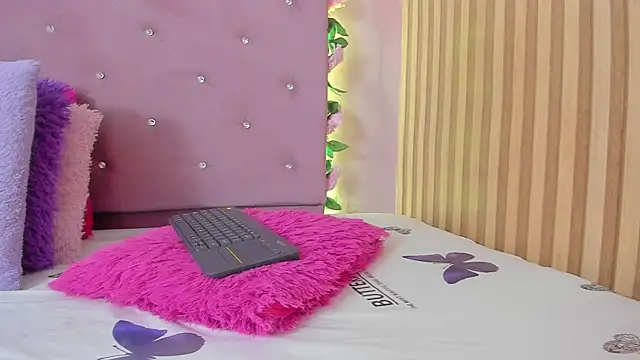 lovely  kiss   online show from 04-28-26, 06:12