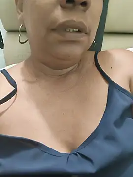 Snapshot of Zeyllyjhonson chatting on 06-18-26, 02:32 Zeyllyjhonson online show from 06-18-26, 02:32