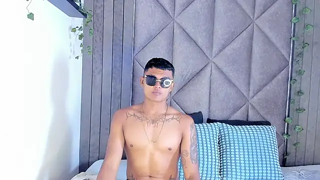 AndrewKenoxx  online show from 03-12-26, 07:29