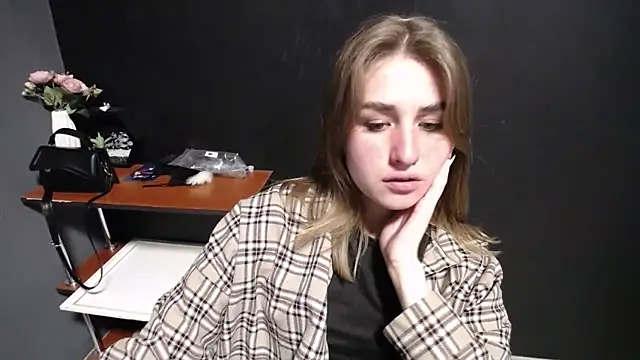 Sunny siren online show from 05-12-26, 01:06