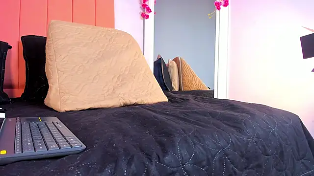 rose thompson19 online show from 06-18-26, 07:19