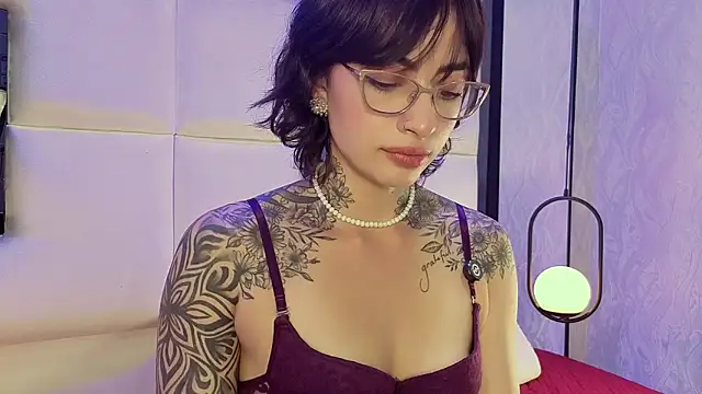 Snapshot of JuneCollins chatting on 02-12-26, 09:25 JuneCollins online show from 02-12-26, 09:25