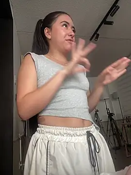 AuroraJohns Pink online show from 02-08-26, 08:39