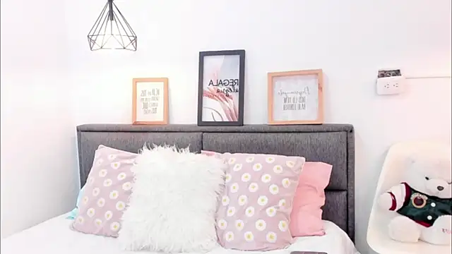 Snapshot of annarosse_ chatting on 02-13-26, 06:19 annarosse online show from 02-13-26, 06:19