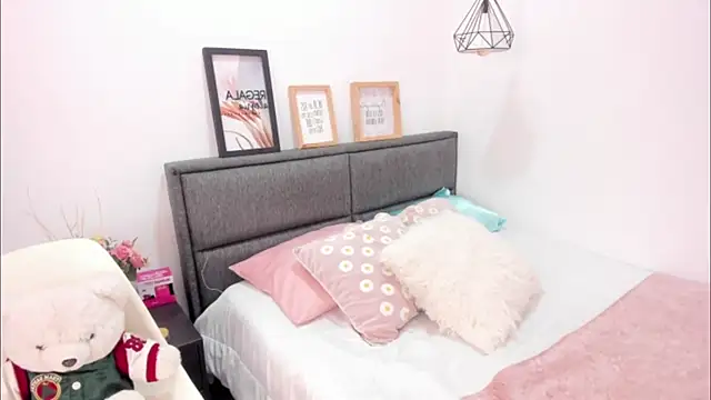 Snapshot of annarosse_ chatting on 02-16-26, 12:04 annarosse online show from 02-16-26, 12:04