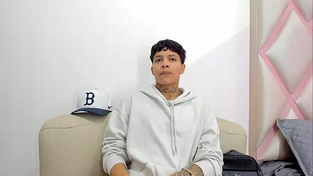 Dogan Renzo0 online show from 06-11-26, 07:44
