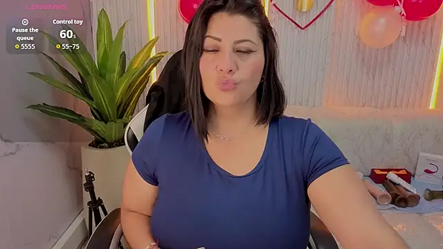 Snapshot of angele_roux_tp chatting on 02-18-26, 07:32 angele roux tp online show from 02-18-26, 07:32