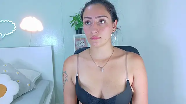 Snapshot of AmmyRouse__ chatting on 02-18-26, 11:17 AmmyRouse online show from 02-18-26, 11:17