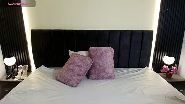 IvonneRoss  online show from 03-10-26, 12:09