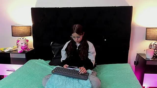 Snapshot of queen_missy chatting on 05-30-26, 10:48 queen missy online show from 05-30-26, 10:48