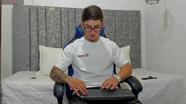 Calvin Hunter online show from 04-06-26, 12:06