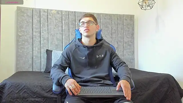 Calvin Hunter online show from 04-09-26, 11:00