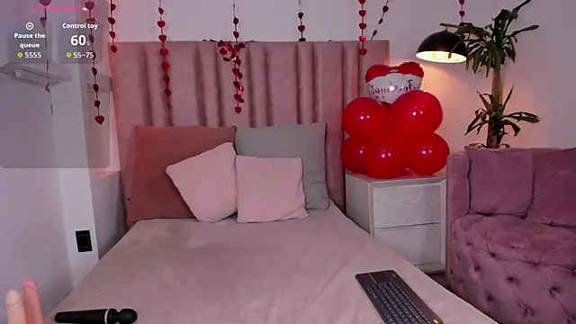 Im LunaLuxe online show from 02-15-26, 01:10