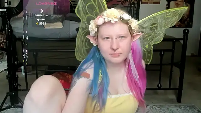 LoriCritter online show from 03-26-26, 08:18