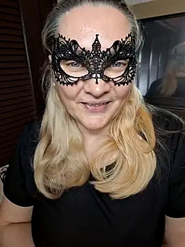 Snapshot of MaskedQueen77 chatting on 05-11-26, 03:29 MaskedQueen77 online show from 05-11-26, 03:29