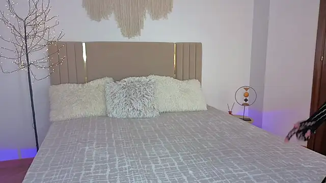 Snapshot of Silena_sky chatting on 06-08-26, 08:04 Silena sky online show from 06-08-26, 08:04