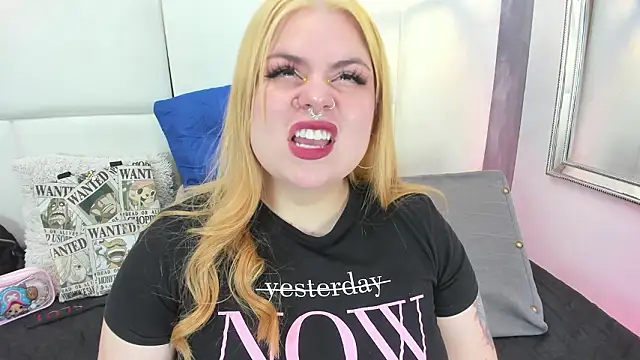 Snapshot of Martina_armos chatting on 02-12-26, 01:44 Martina armos online show from 02-12-26, 01:44