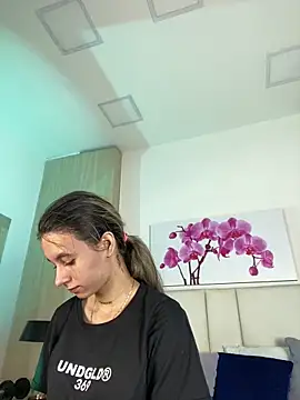 JuliaColemann online show from 05-28-26, 12:00