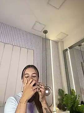 JuliaColemann online show from 05-20-26, 12:02