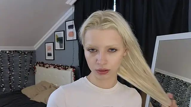 Snapshot of Naomi_Demio chatting on 06-19-26, 01:17 Naomi Demio online show from 06-19-26, 01:17