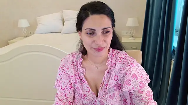 LovelyBeatrice online show from 06-15-26, 04:39