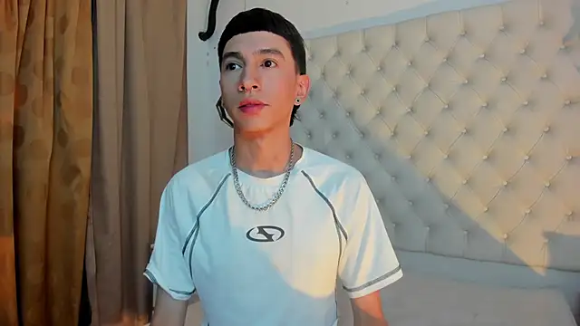Snapshot of lian_cameron chatting on 06-11-26, 01:05 lian cameron online show from 06-11-26, 01:05