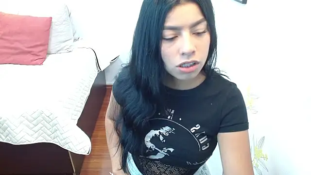 Snapshot of Laia_white chatting on 03-03-26, 11:50 Laia white online show from 03-03-26, 11:50