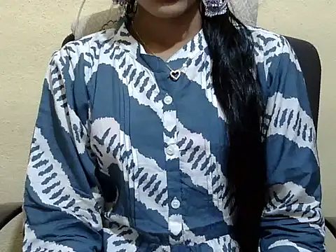 Snapshot of Khushi_v chatting on 02-08-26, 03:43 Khushi v online show from 02-08-26, 03:43